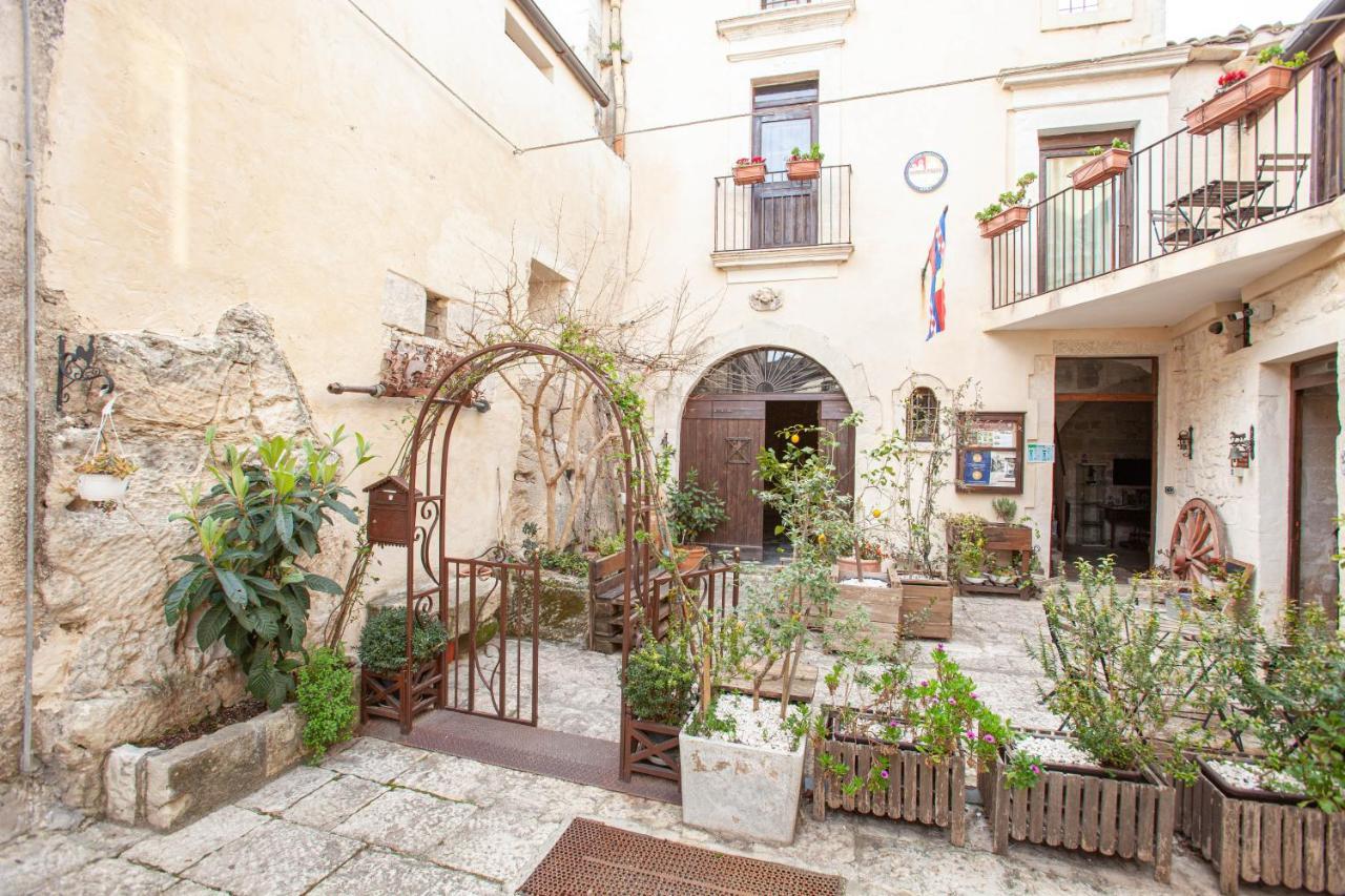 Case-Grotte Degli Avi, Esperienza Abitativa In Grotta Modica Buitenkant foto