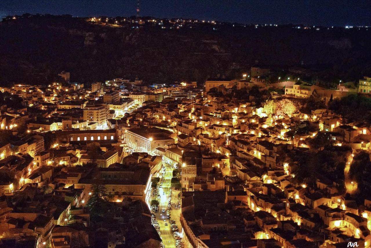 Case-Grotte Degli Avi, Esperienza Abitativa In Grotta Modica Buitenkant foto